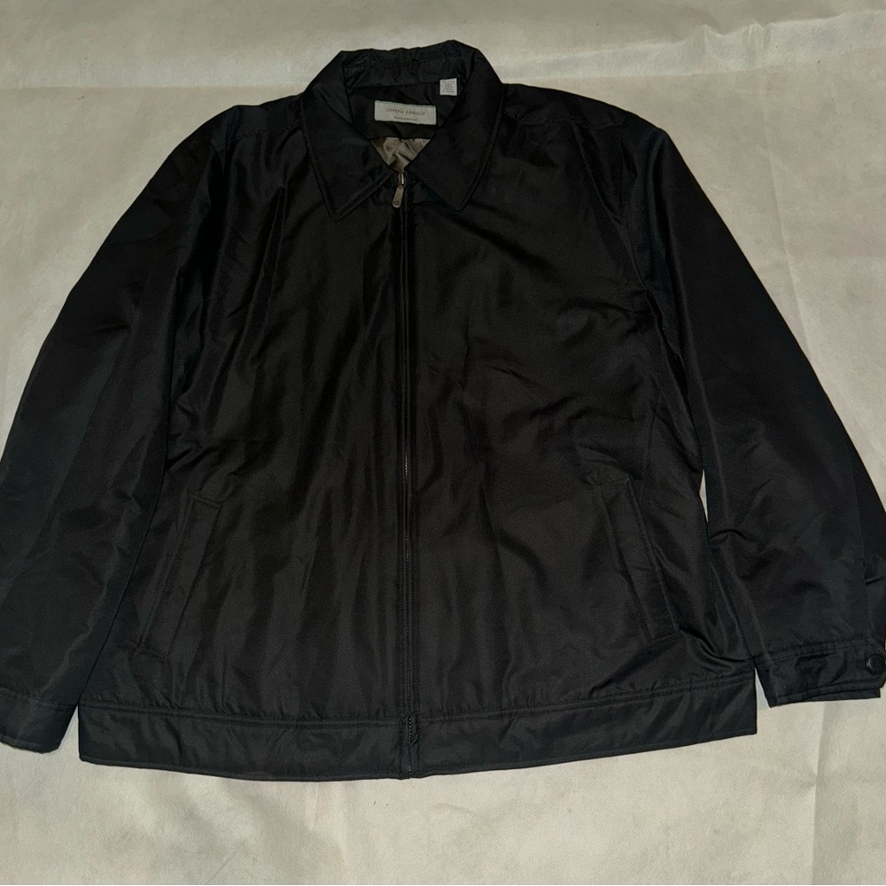 Men’s XXL lightweight jacket.  Zip down with pockets and snaps at the sleeves.
